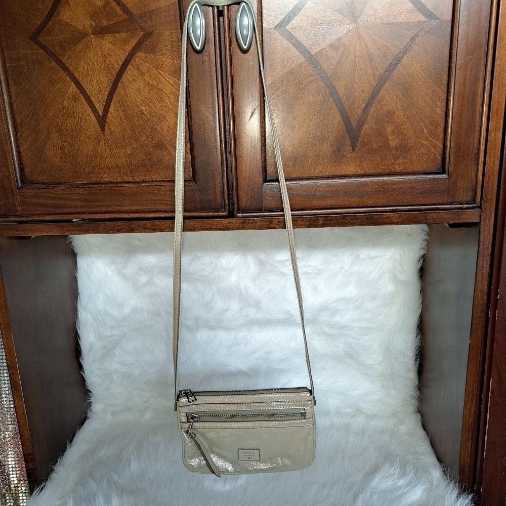 🖤New Fossil gold crossbody small but can hold all your essentials - Picture 6 of 6